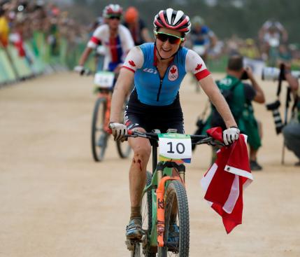 La Canadienne Catharine Pendrel remporte le bronze olympique en vélo de montagne samedi le 20 août 2016 à Rio de Janeiro, Brésil. (Photo du COC/David Jackson)
